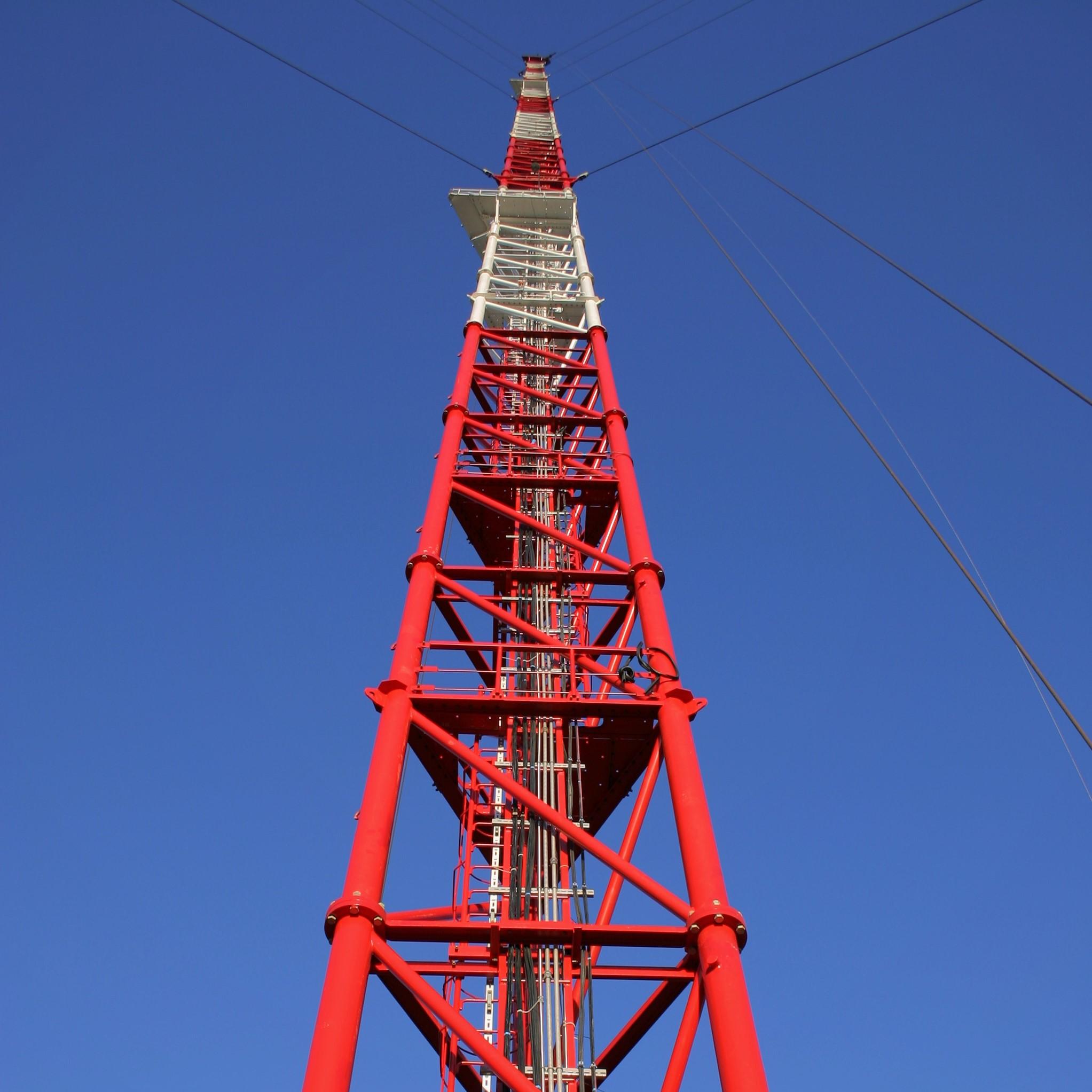 Мачта 600 метров. Мачта высотная. Красно белая вышка. Мачта высотная. Мачта высотой 50 метров.