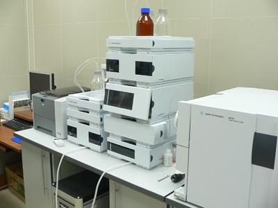 Хромато-масс-спектрометр: жидкостной хроматограф Agilent 1200 c масс-селективным детектором на основе трех квадруполей 6410.
